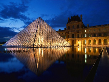 Pyramída v múzeúm Louvre .jpg